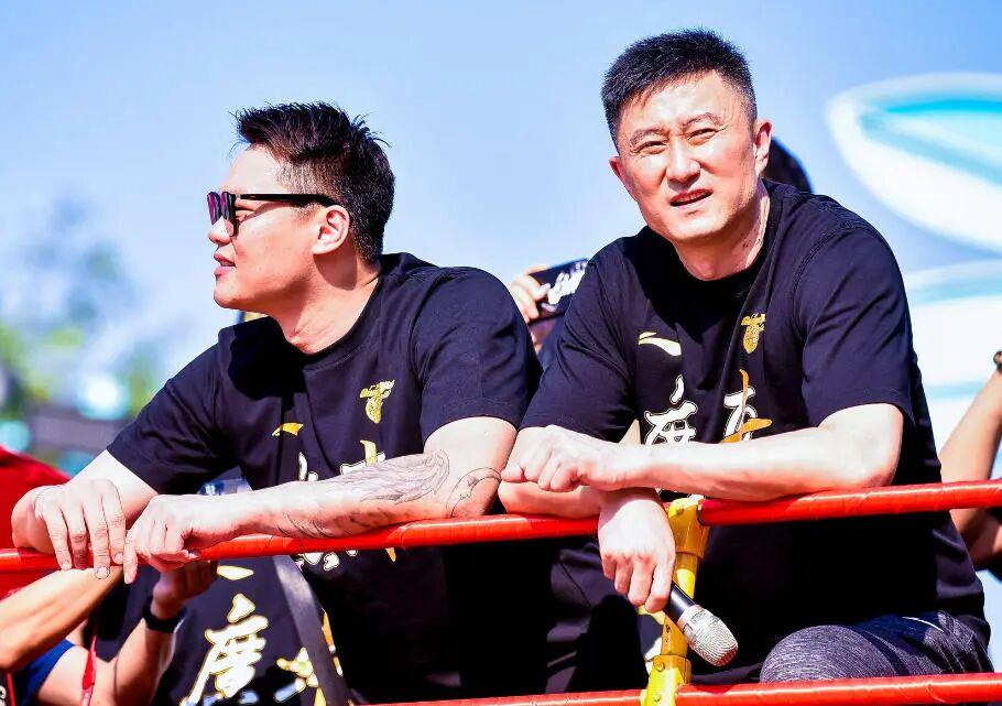 广东男篮引热议，媒体人透露杜锋朱芳雨下课细节，周鹏成自由球员，张文逸完成注册 - 开云体育首页（封面配图）