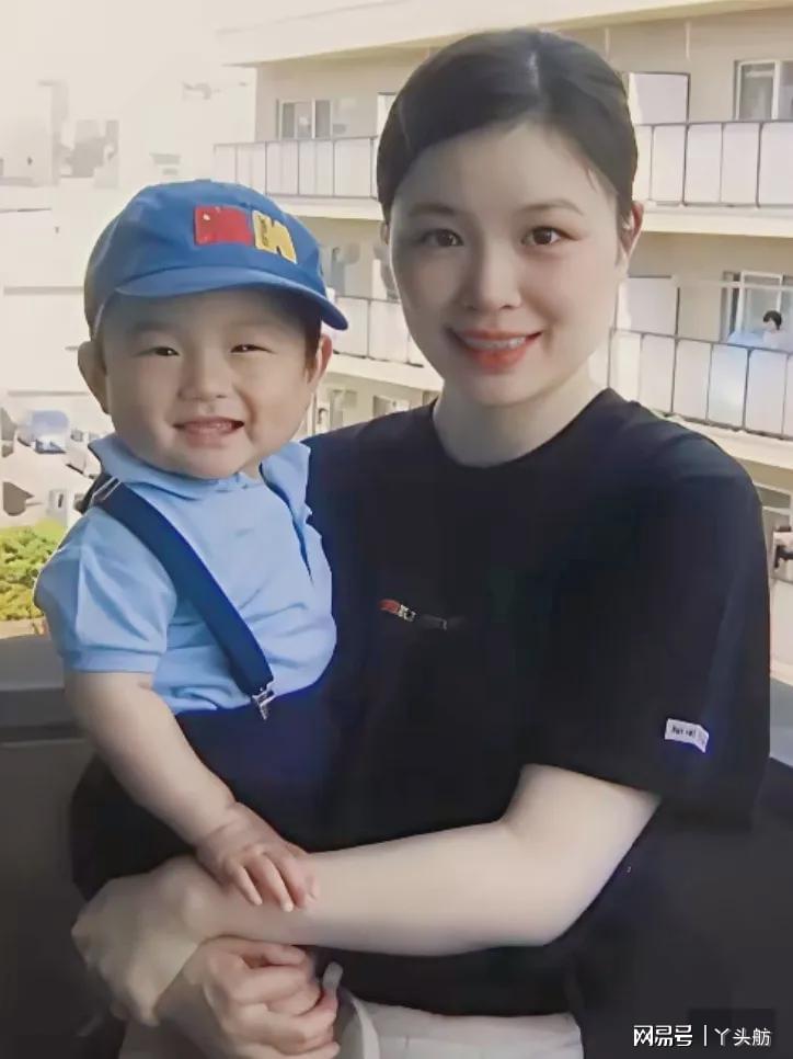一岁左右的张本智和，在妈妈怀里，母子俩笑得很开心 - 开云体育（封面配图）